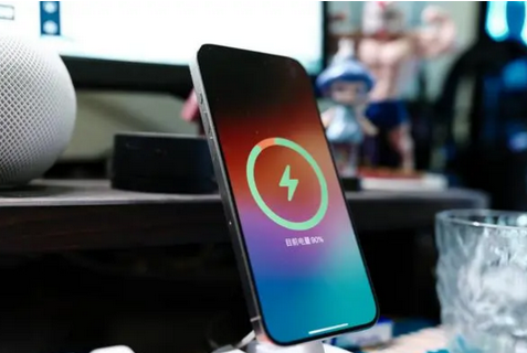 涞水苹果15换屏服务分享用什么充电器给iPhone15充电更好 